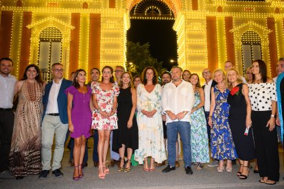 Foto de familia en el alumbrado de la Feria.
