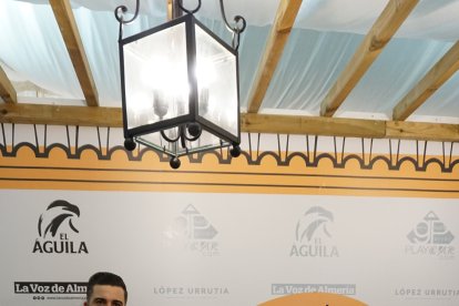 El artista Adrián Bachiller posando en el fotocol de La Pita.