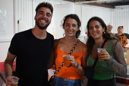 Javi Moreno, Elena Carreras y Sara Montero, tres jóvenes disfrutando de la primera noche de Feria por las casetas del Recinto Ferial.