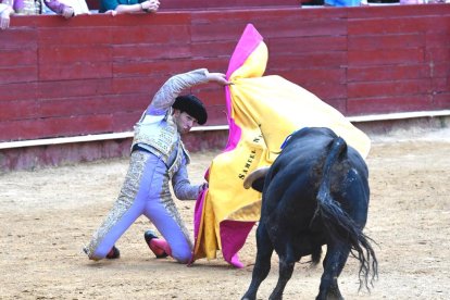 Samuel Navalón descargó en su primer novillo todas sus ilusiones taurinas con una larga cambiada y unos farolillos de rodillas que llegaron con fuerza a los tendidos. Foto: B. G.