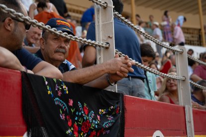 Ambiente festivo en la Plaza de Toros de Almería.