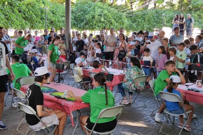 Concursantes y jueces en el torneo de Speedcubing.
