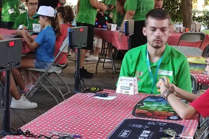 Concursante y revisor en mesa en el torneo de Speedcubing.
