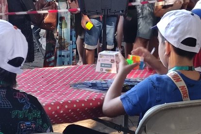 Concursante completando el juego en el torneo de Speedcubing.