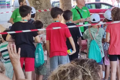 Preparación de los participantes en el torneo de Speedcubing.