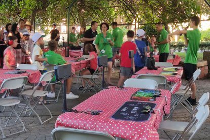 Llamada a los concursantes en el torneo de Speedcubing.