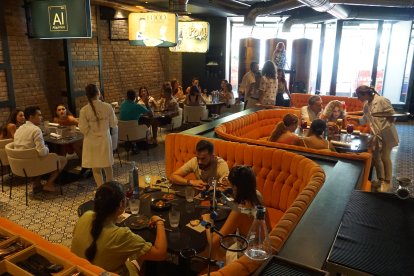 Ambiente en el Alquímico.