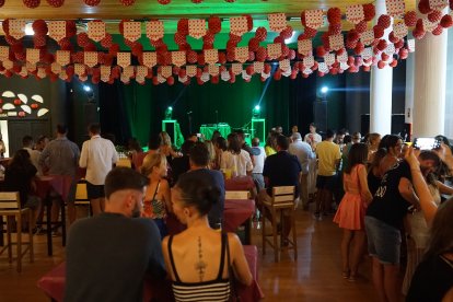 La gente se acercó hasta el EMMA para escuchar la música en directo del grupo Baraka
