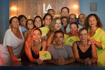 Este grupo de familia y amigos vienen desde Bajo Andarax para celebrar la Feria