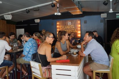 Antes del concierto la gente estuvo disfrutando del restaurante del EMMA