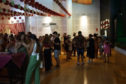 La gente bailando y disfrutando de la música flamenca antes del concierto