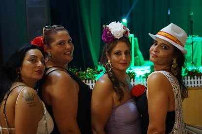 Grupo de amigas disfrutando de la música en directo