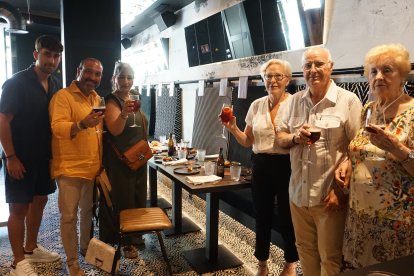 Antonio Escamilla, Isabel Escamilla, Lola Ferre, Isabel Escamilla, Aarón González y José María González.