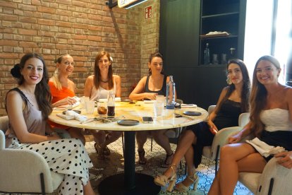 María Guerrero, Susana Campos, Raquel Valdivia, Emilia Martos, Mar G. y Mari G.