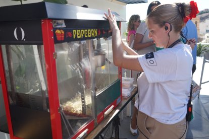 Tamara preparando un aperitivo para los clientes