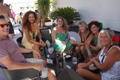 Mari Ángeles, Maribel, Rut, Ana Arbej, Raquel y Jesús Baraza