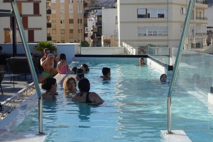 Los huéspedes disfrutando de la piscina