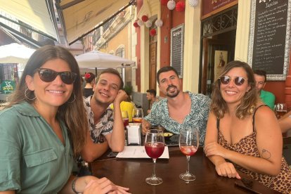 El almeriense Ramón no ha querido que sus amigos de Cádiz, Ciudad Real y Alicante se perdieran este año la Feria de Almería.