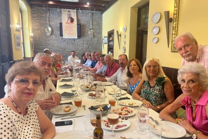 Juan Aguilera, presidente del Foro Cultural \'3 Taurinos 3\' junto con miembros de la entidad y el escritor José Germán Estela, autor de \'Manzanares 50 años, 50 miradas\' durante la comida de Feria celebrada en el restaurante Entrefinos.