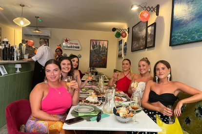 May, Mónica, Raquel, Alejandra María y Alicia, que vienen desde diferentes puntos de la geografía española, han disfrutado juntas este sábado de la Feria de Mediodía en Quesería Yo Sin Ti.