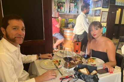 Patricia Contreras y Manuel Tortosa, empresarios almerienses de las empresas \'Jiménez y Contreras\' y \'Bebidas Alhabia\' disfrutaron de una agradable comida durante este primer sábado de Feria en Entrefinos.