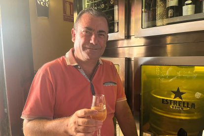 Paco Parra de la Inmobiliaria Paco Parra de Garrucha brinda por la Feria de Almería desde Entrefinos.