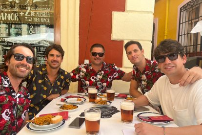 Estos murcianos repiten cada año para asistir al Cooltural y este primer sábado de Feria cogían energía en el Restaurante Entrefinos.