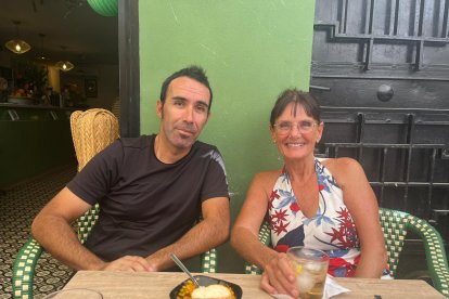 Kim es escocesa y este año junto al alicantino José no han querido perderse la Feria de Mediodía en Entrefinos.