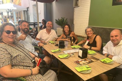 Desde Sevilla, Jaén y Madrid visitan por primera vez la Feria de Almería Ana, Santi, Paco, Lidia, Sonia y Eduardo en el Restaurante Entrefinos.