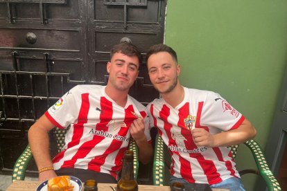 Mientras comían en el Restaurante Entrefinos, Samuel y Víctor hacían porras sobre el resultado del partido de este sábado.