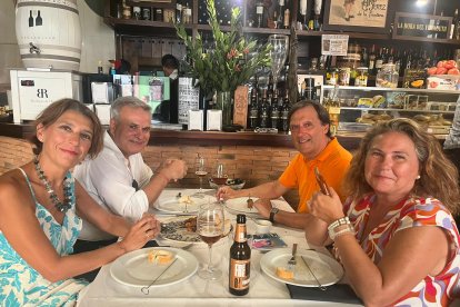 Los periodistas José Manuel Bretones, María Dolores Garcés, Cristóbal Cervantes y la escritora almeriense Carmen Bretones, finalista del Premio Lara de Grupo Planeta disfrutaron de una animada comida en Entrefinos.