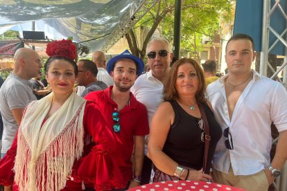 La familia García Álvarez de Almería y Sevilla posan así de sonrientes este primer sábado de Feria.