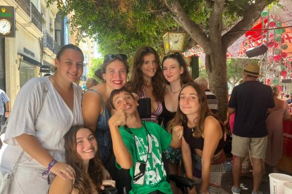 Los hermanos Rebeca, Sergio y Luna junto con sus amigas María, Cristina, Cristina y Jimena disfrutaron de la gastronomía y buen ambiente característicos de la Feria.