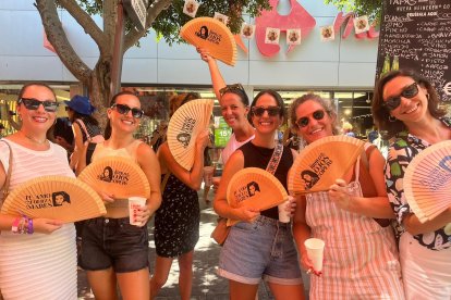 No hay mejor manera de despedir la soltería que desde la Feria de Almería. Así lo han hecho las amigas de Marina Cuenca, hermana de la cantaora almeriense Ángela Cuenca.