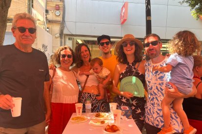 El almeriense Antonio Luis Quiñonero posa así de sonriente junto a su familia.