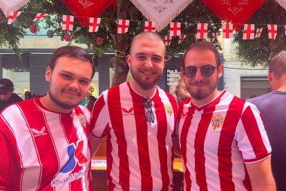 Adrián, David y Jorge se preparaban este sábado para disfrutar de la Feria y del partido.