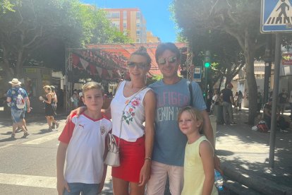 Adrián, María Jesús, Leo e Izan tienen por costumbre visitar la Feria de Almería en familia todos los años.