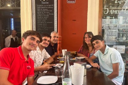 Desde Entrefinos la familia Guirado Urrutia sigue fiel a su tradición de disfrutar juntos de la Feria.