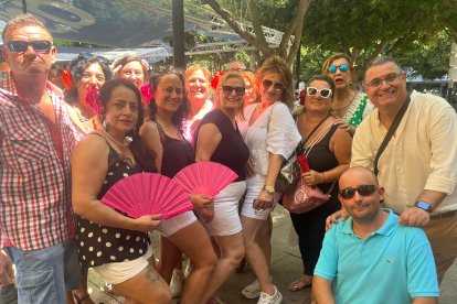 Un autobús ha traído esta mañana a este grupo desde Murcia para disfrutar de la capital y de su Feria.