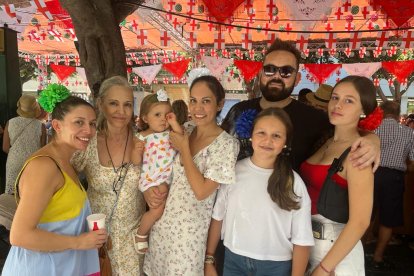 Así de sonriente posaba la familia Villadóniga para LA VOZ este sábado.