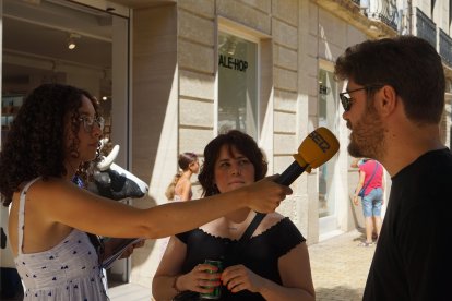Claudia Solera entrevistando al grupo Animadora