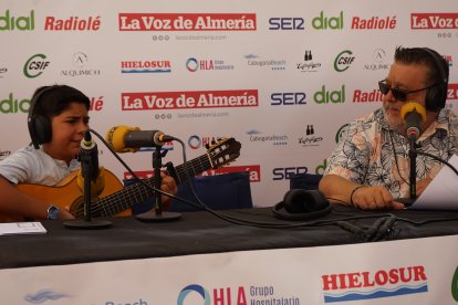 Rafael Amador, de la Peña El Taranto, cantando en la Cadena SER