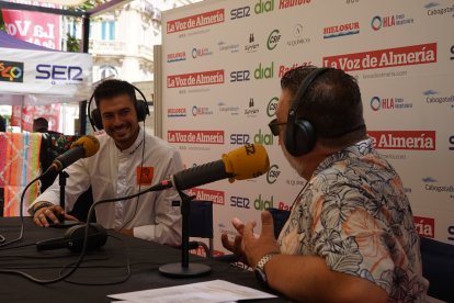 Alfredo Casas entrevistando al chef Rafa Rodríguez