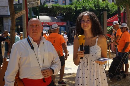 Juan, guitarrista del Grupo Municipal de Folclore, y Claudia Solera