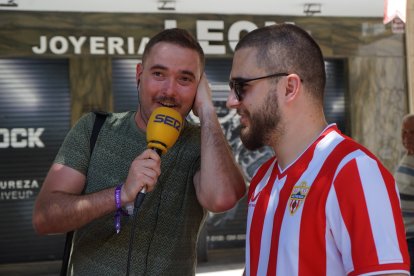 Raúl Ramos entrevistando a un fan de la Unión Deportiva Almería