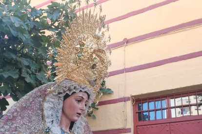 La Macarena, ante la puerta de la capilla de la plaza de toros.