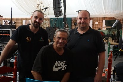 Juan Antonio, Javi y Santi, a los mandos de la luz y el sonido de la caseta La Pita.