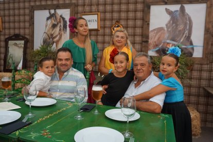 Antonio Martínez, Estefanía Navarro, Antonio Martínez Plaza, Mercedes Plaza y los pequeños Antonio, Estefanía y Martina.