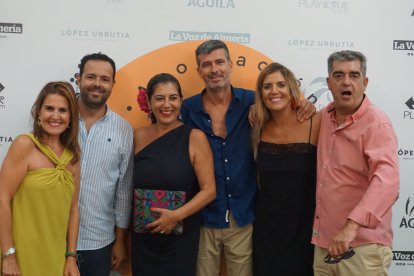 Vicente, Lucía, Sergio, Mónica, Maite y José Miguel, que se presentaron al fotógrafo de La Voz de Almería como los Morales y González.