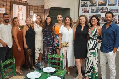 María Isabel Cuadrado, Yolanda Cuadrado, José María Martínez, Maite Muñoz, Silvia Soler, Mariajo Carreño, Juan López, Mónica Mateo, Marta Martínez y Cristina Gómez, un grupo de amigos de toda la vida.